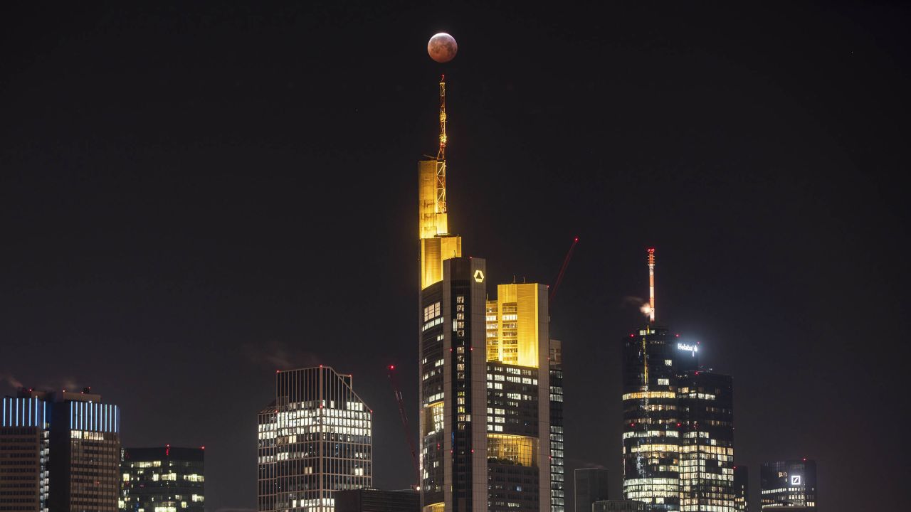 As a red, so-called "blood moon", the full moon stands above the Frankfurt skyscrapers and the Commerbank (M) headquarters, while it steps into the shadow of the earth. 