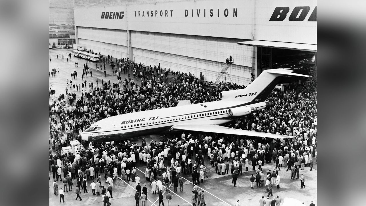 A crowd surrounds a new Boeing 727 at its unveiling in 1962