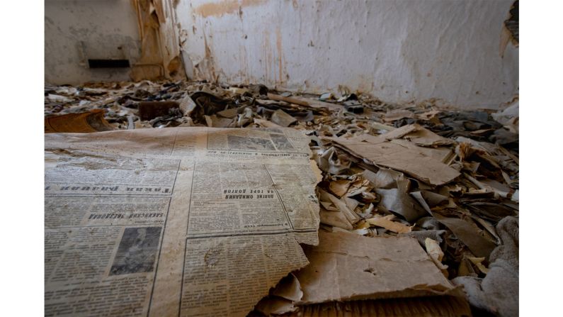 <strong>Abandoned places</strong>: Workers in Inylchek mined for minerals.