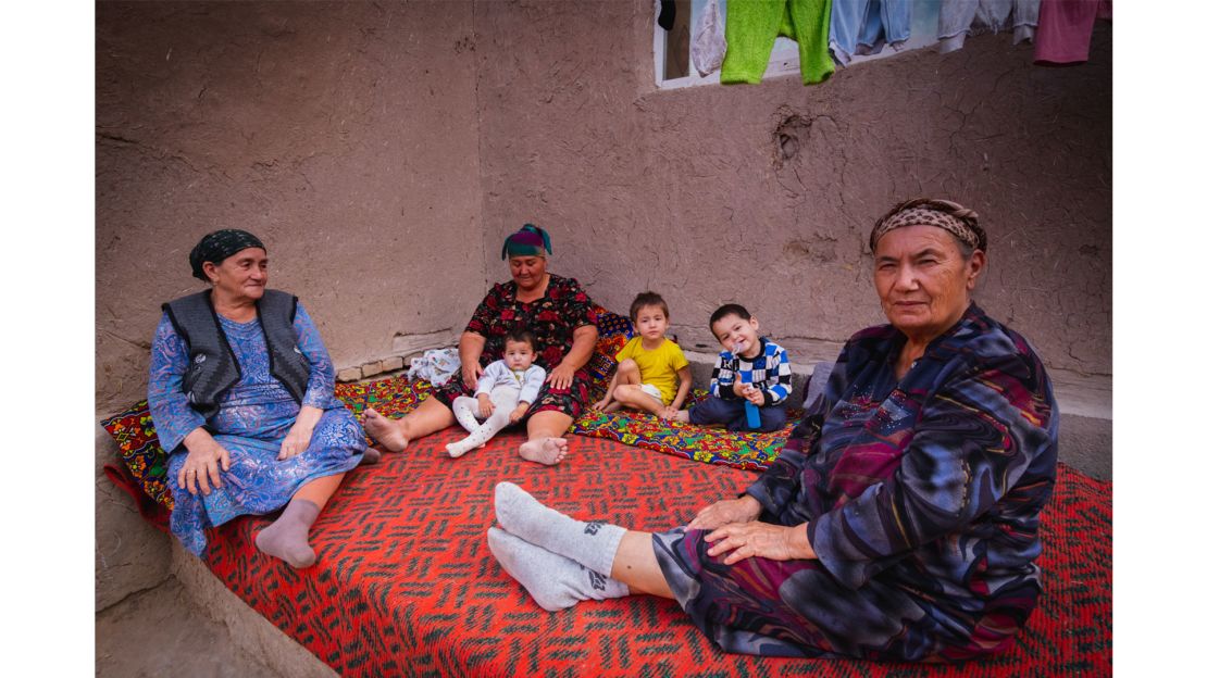 A group of women Broekkamp met in Khiva, Uzbekistan.