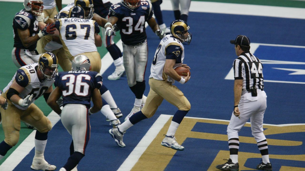 Warner runs the ball into the end zone for a touchdown in the fourth quarter.