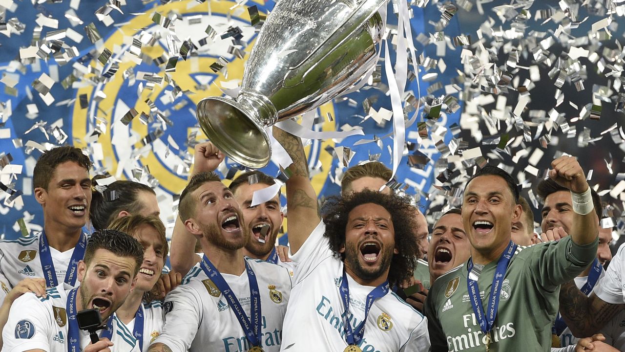  Real Madrid's Brazilian defender Marcelo (C) lifts the trophy after winning the 2018 Champions League.