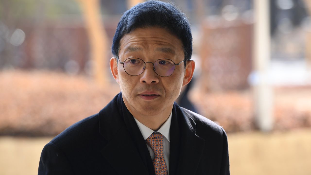 Former senior South Korean prosecutor Ahn Tae-geun arrives at the Seoul Central District Court to attend his trial in Seoul on January 23, 2019. 