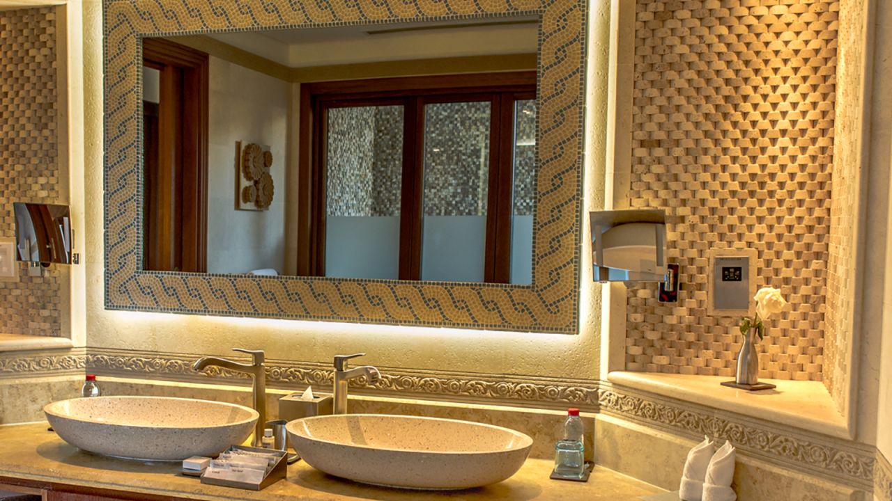 <strong>Bathrooms: </strong>The 141 guest rooms, villas and bungalows are decorated with Arabic designs and feature deluxe mosaic-styled bathrooms. 