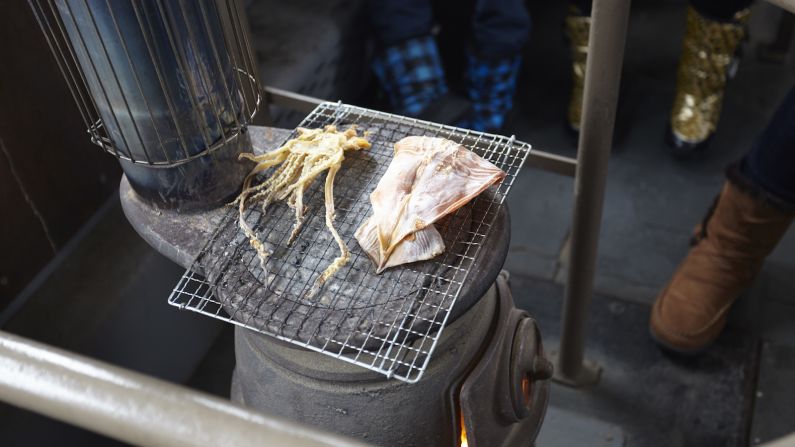 <strong>Local squid and cuttlefish: </strong>On board, customers can sample Aomori food and culture. Ride conductors grill locally caught squid and cuttlefish on top of the warm iron stoves.
