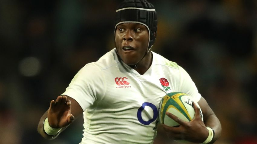 SYDNEY, AUSTRALIA - JUNE 25: Maro Itoje of England runs with the ball during the International Test match between the Australian Wallabies and England at Allianz Stadium on June 25, 2016 in Sydney, Australia. (Photo by David Rogers/Getty Images)