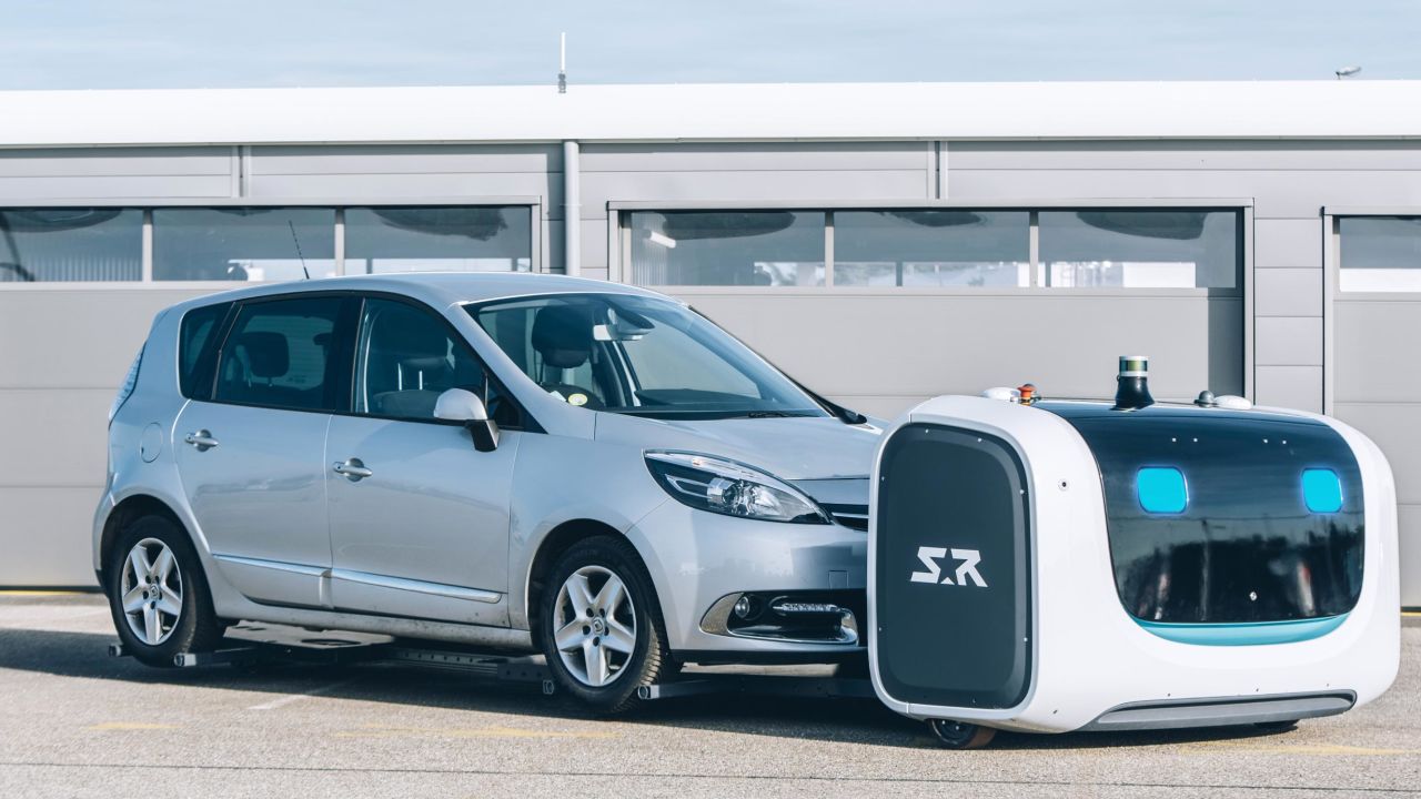 Présentation du robot-voiturier à l'aéroport de Lyon Saint Exupéry par la compagnie Stanley Robotics. Enlévement de la voiture avant de la garer sur une place de parking.