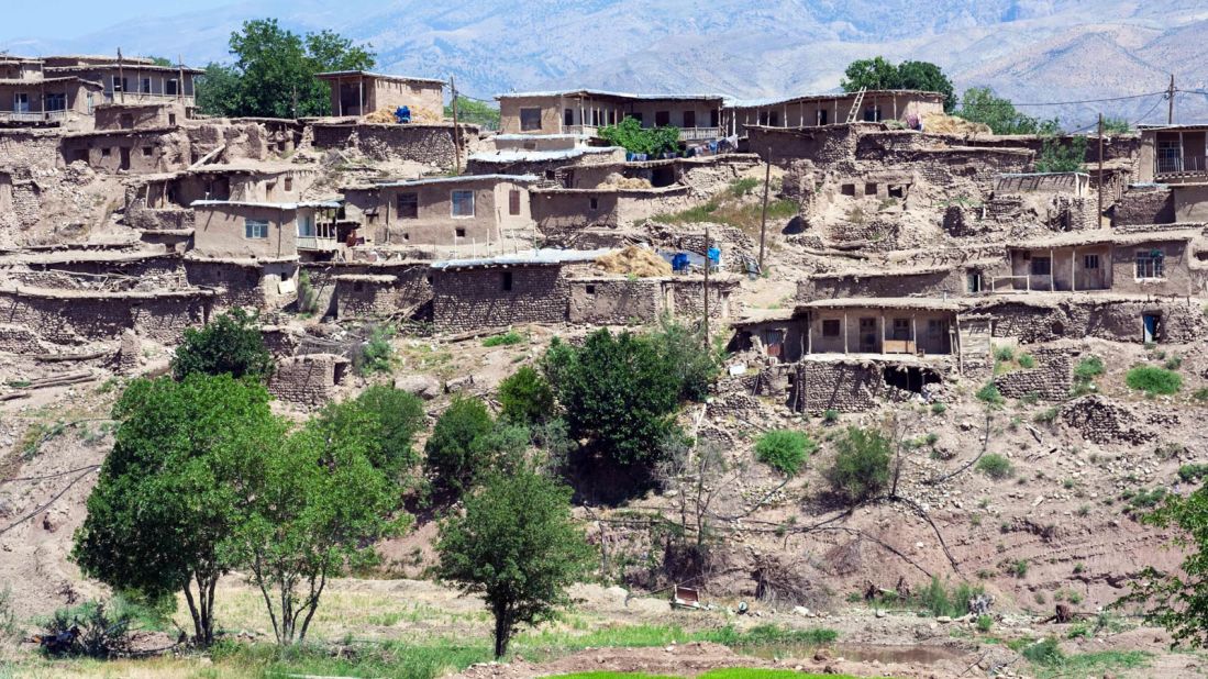 <strong>Alamut dwellings: </strong>Simpler flat-roofed houses like these at Bahramabad village dominate the lower Alamut Valley near Razmian.