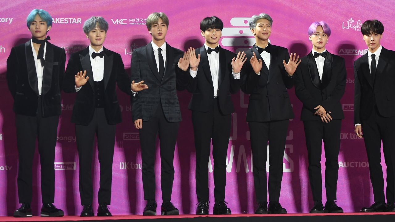 V, Suga, Jin, Jungkook, RM, Jimin and J-Hope at the 2019 Seoul Music Awards. 