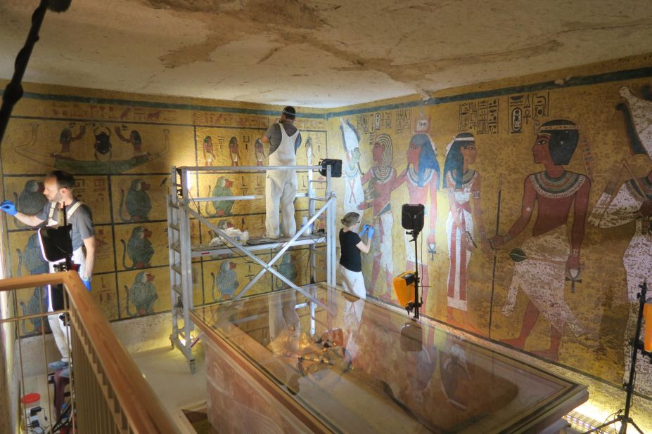 The tomb remained open during the conservation and tourists were able to view the work and ask the researchers questions.<br />