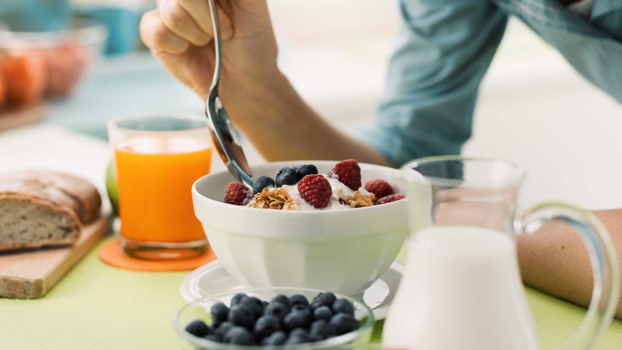 Contrary to some weight loss advice, a new study shows that people who eat breakfast did not slim down. 