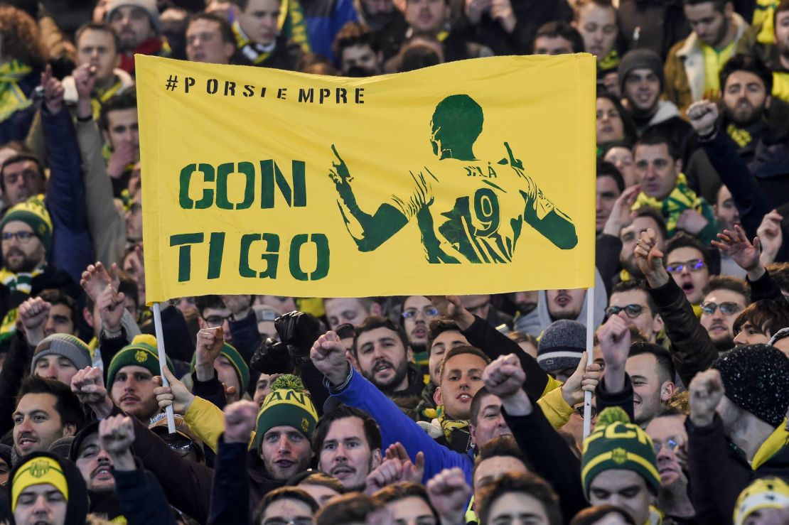 A banner saying "con tigo", which translates as "with you."