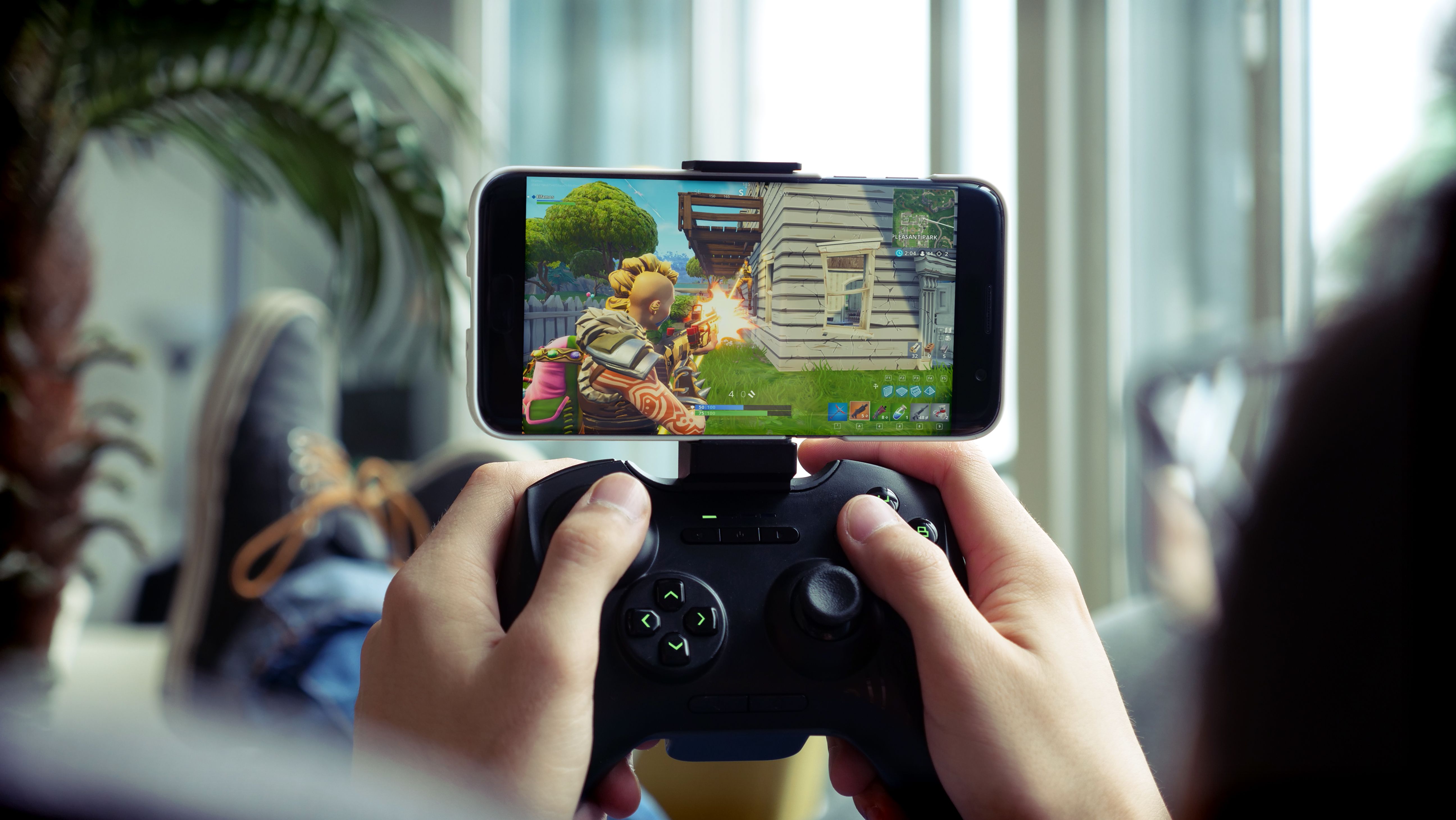 Fortnite Cloud Gaming with Shadow - Play Fortnite on low-end & mobile devices!
