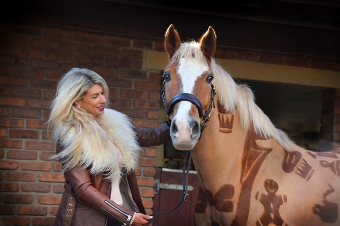 Melody Hames combines her two loves -- art and horses -- to create striking designs by clipping her equine subjects' coats.