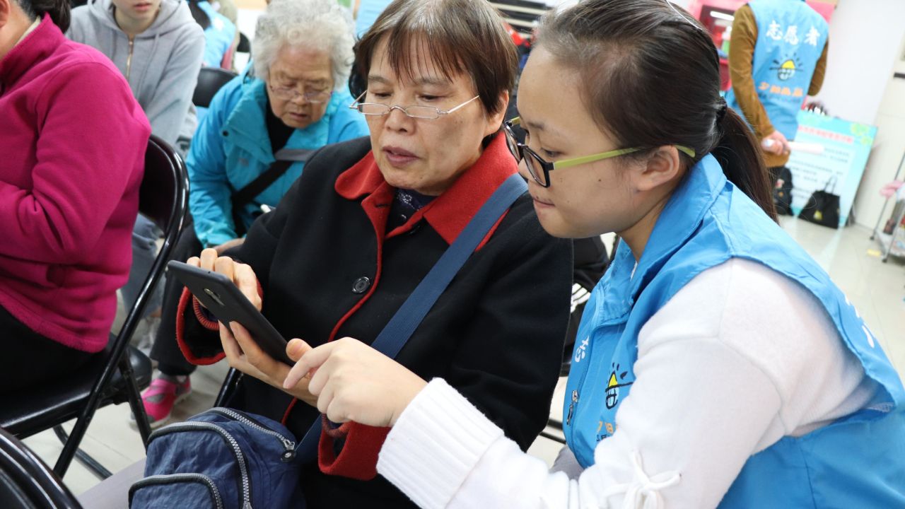 62-year-old Beijing retiree Zhang Zhixia (center) is determined not to be left behind by China's rapid technological advances.