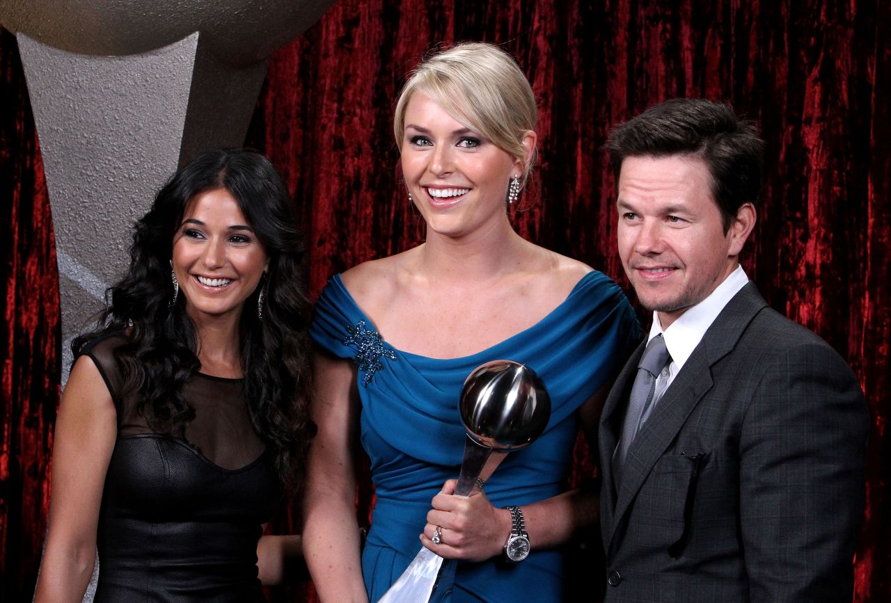 Vonn poses with actors Mark Wahlberg and Emmanuelle Chriqui after winning the 2010 ESPY Award for best female athlete.