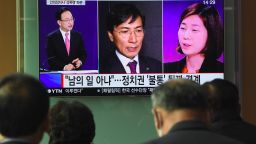 People watch a television news report showing a picture of Kim Ji-eun (R on television), a secretary of Ahn Hee-jung, at a railway station in Seoul on March 6, 2018.
Ahn, the former South Korean presidential contender of the ruling Democratic Party stepped down as a provincial governor on March 6 and announced his retirement from politics after a secretary accused him of multiple rapes. / AFP PHOTO