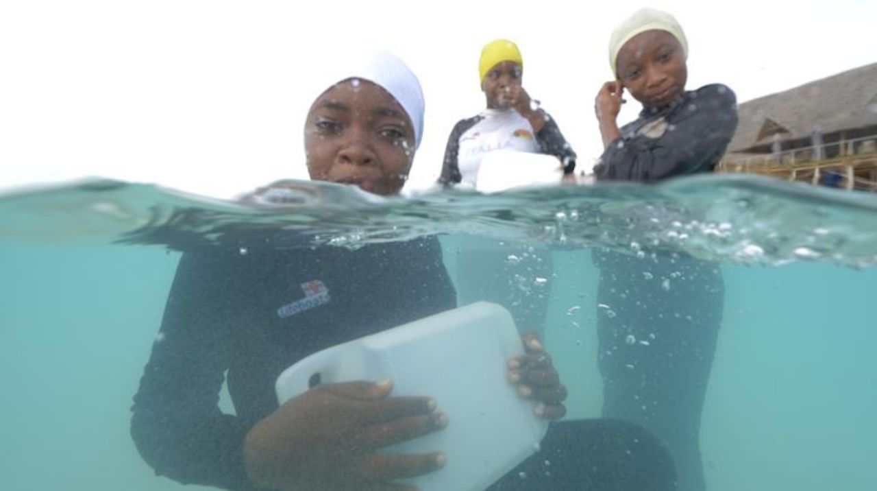 inside africa zanzibar swimming girls 06