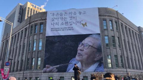 A poster erected on the side of the Seoul Library, bearing a quote from Kim Bok-dong: "My hope is that descendants live at ease."