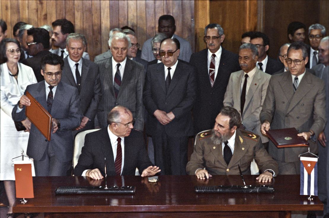 Mikhail Gorbachev with Fidel Castro in 1989.