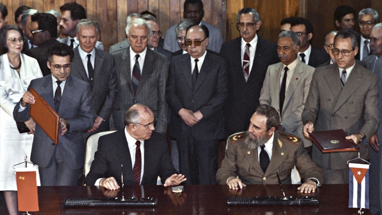 Mikhail Gorbachev with Fidel Castro in 1989.