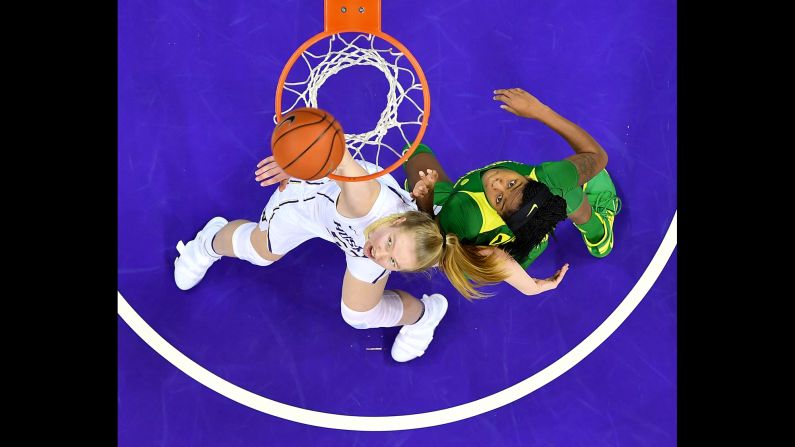 Washington's Darcy Rees, left, and Oregon's Ruthy Hebard box out during a Pac-12 basketball game on Sunday, January 27.