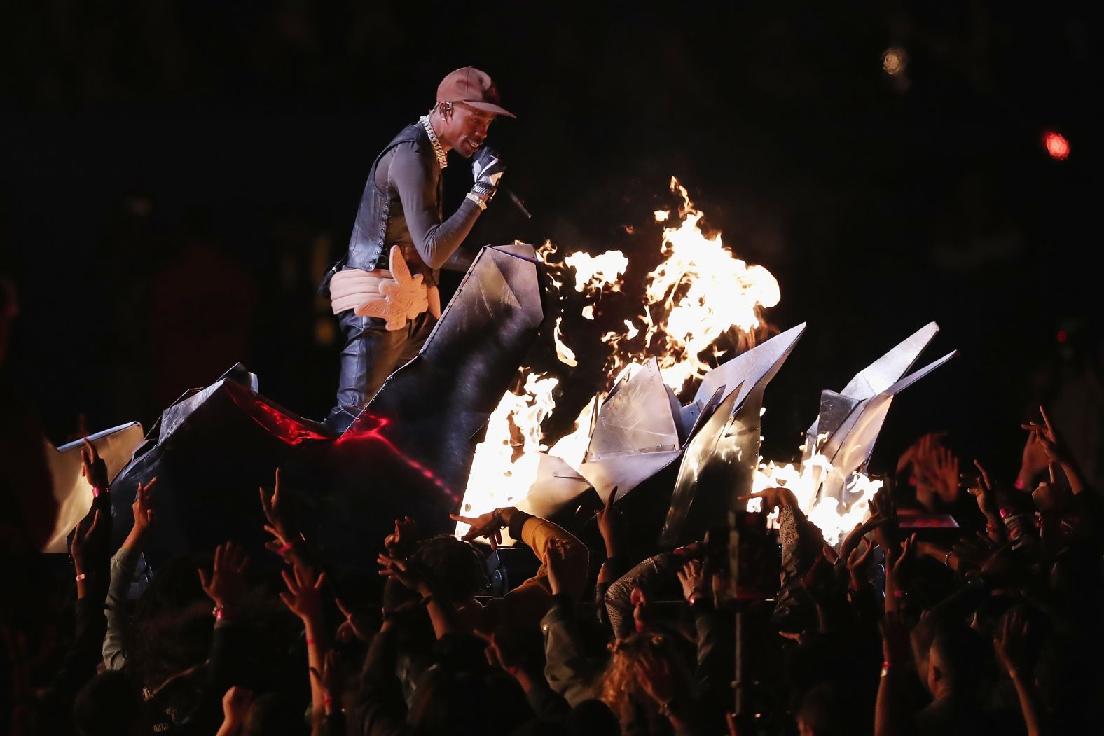 Scott performed his song "Sicko Mode" and even stage-dived at one point.