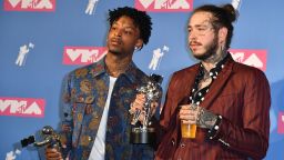 US rappers 21 Savage (L) and Post Malone (R) holds their award for song of the year at the 2018 MTV Video Music Awards at Radio City Music Hall on August 20, 2018 in New York City. (Photo by ANGELA WEISS / AFP)        (Photo credit should read ANGELA WEISS/AFP/Getty Images)