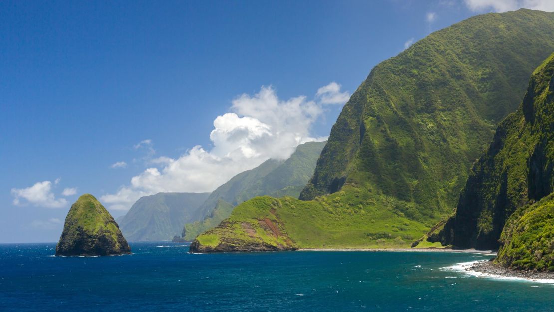The world's tallest sea cliffs are in Molokai, Hawaii