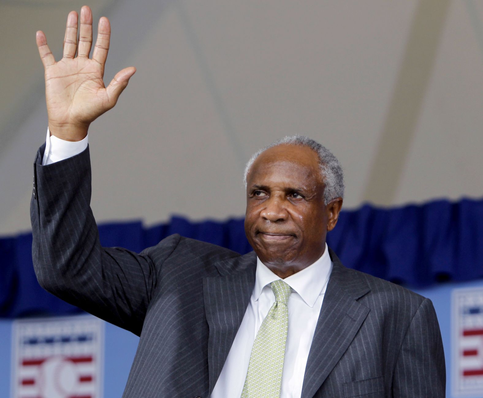 Robinson waves during a Hall of Fame ceremony in 2010.