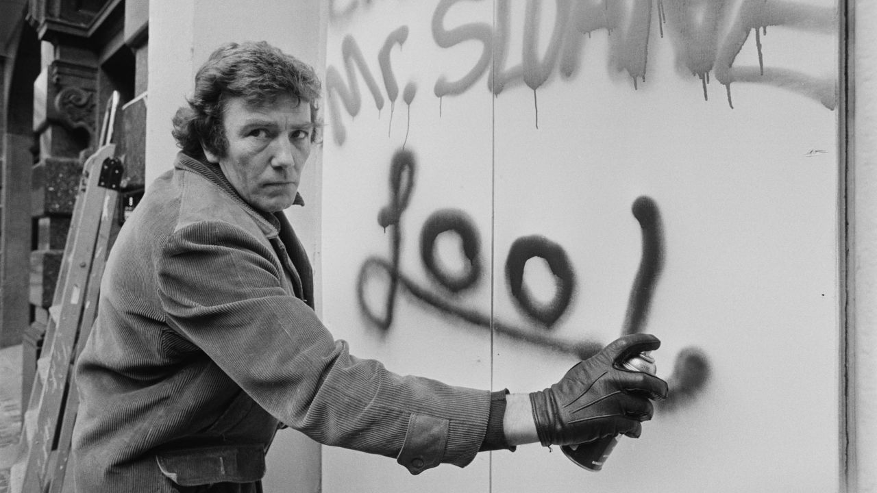 English actor Albert Finney writing on a wall with a spray can, UK, 3rd March 1975. He is directing a revival of the play 'Loot' as part of the Joe Orton Festival at the Royal Court Theatre. (Photo by Evening Standard/Hulton Archive/Getty Images)