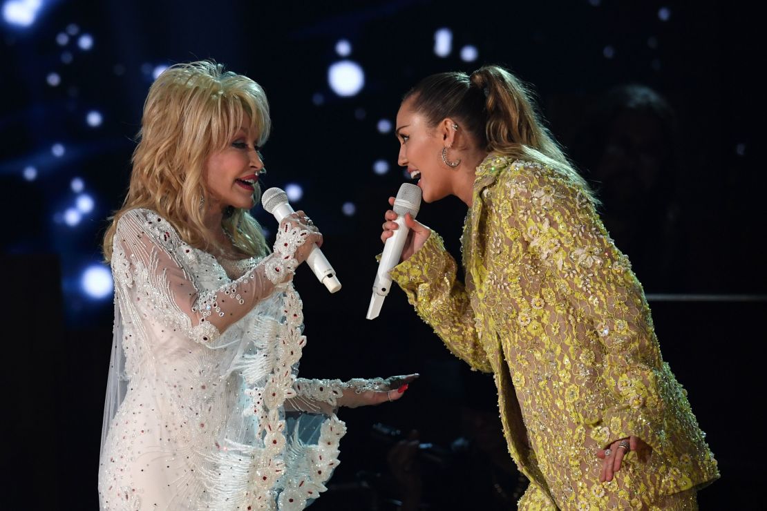 Dolly Parton and Miley Cyrus perform osntage during the 61st Annual Grammy Awards on February 10, 2019, in Los Angeles. (Photo by Robyn Beck / AFP)      