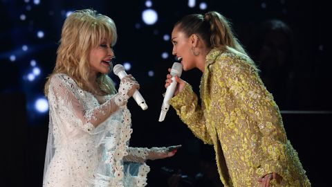 Dolly Parton and Miley Cyrus perform osntage during the 61st Annual Grammy Awards on February 10, 2019, in Los Angeles. (Photo by Robyn Beck / AFP)      
