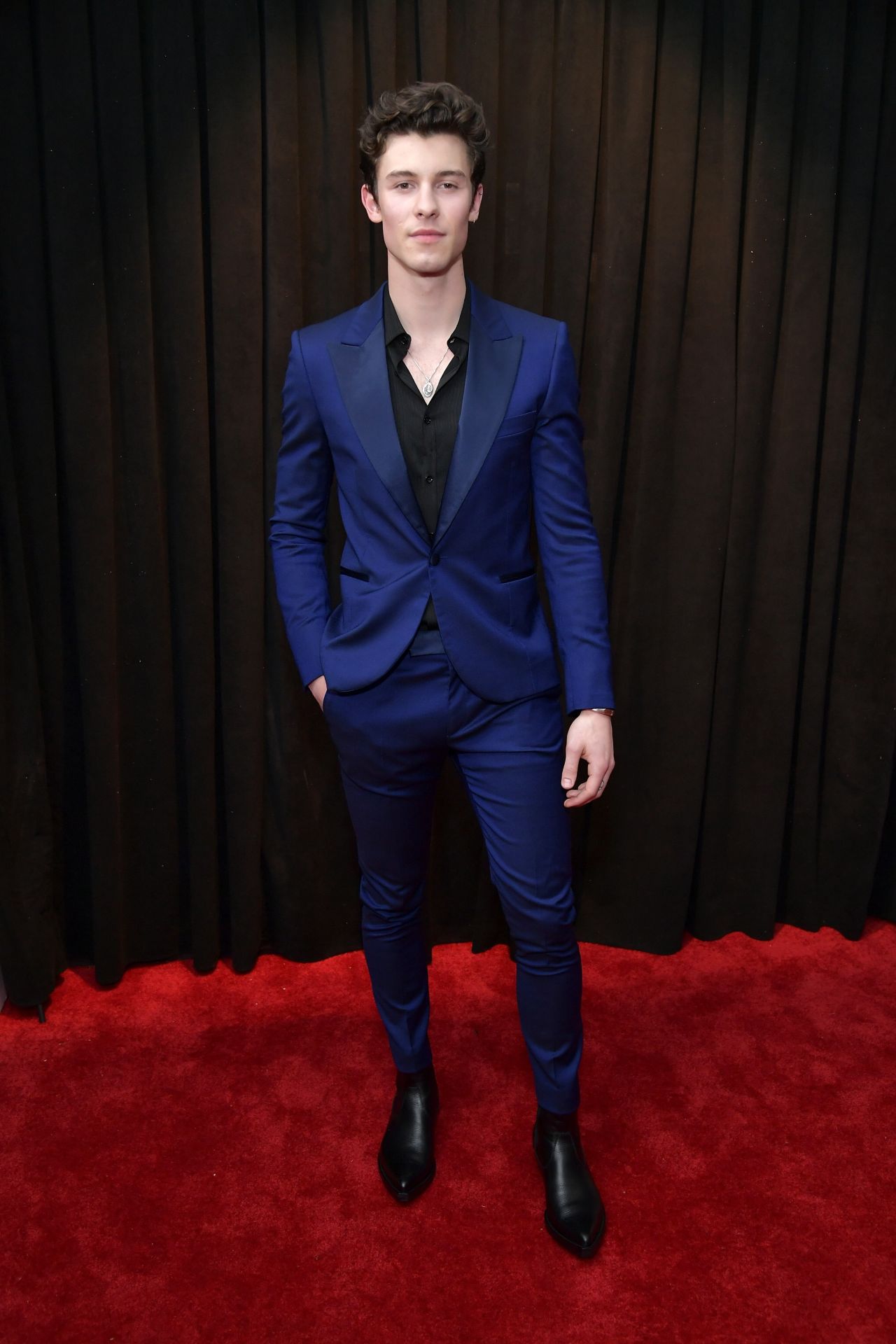 Shawn Mendes wore a navy blue suit by Paul Smith. 