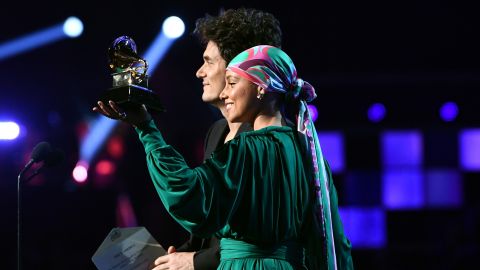 John Mayer and Alicia Keys show the Grammy they split