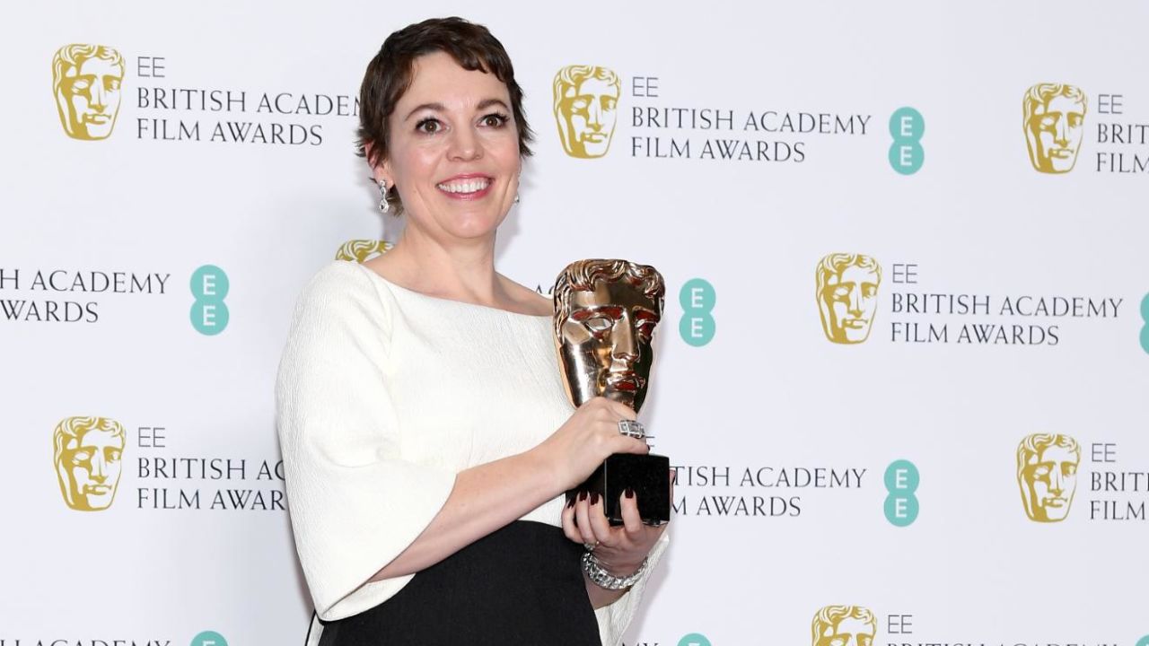 LONDON, ENGLAND - FEBRUARY 10:  Winner of the Leading Actress award for The Favourite, Olivia Colman poses in the press room during the EE British Academy Film Awards at Royal Albert Hall on February 10, 2019 in London, England. (Photo by Pascal Le Segretain/Getty Images)
