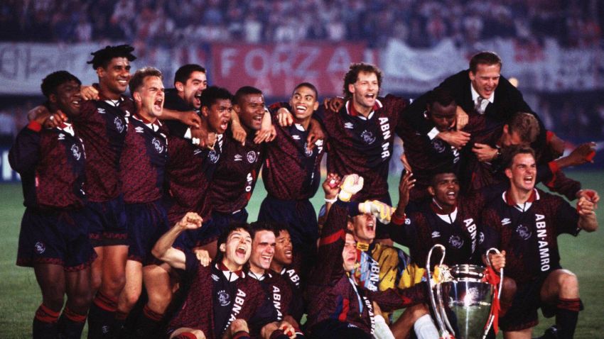 VIENNA, AUSTRIA - MAY 24:  AJAX AMSTERDAM - AC MAILAND 1:0, Wien; Champions League Finale 1995 in Wien; AJAX AMSTERDAM CHAMPIONS LEAGUE SIEGER 1995 mit Pokal  (Photo by Alexander Hassenstein/Bongarts/Getty Images)