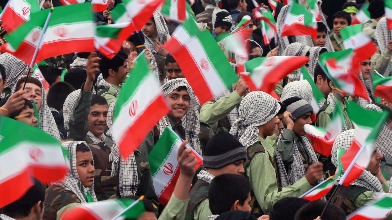 ran Devrimi'nin 40'nc yl d?nümü dolaysyla bakent Tahran'daki Azadi Meydan'nda kutlama t?reni düzenlendi. T?rene katlan ?renciler, ran bayraklarn tad.  (Photo by Fatemeh Bahrami/Anadolu Agency/Getty Images)