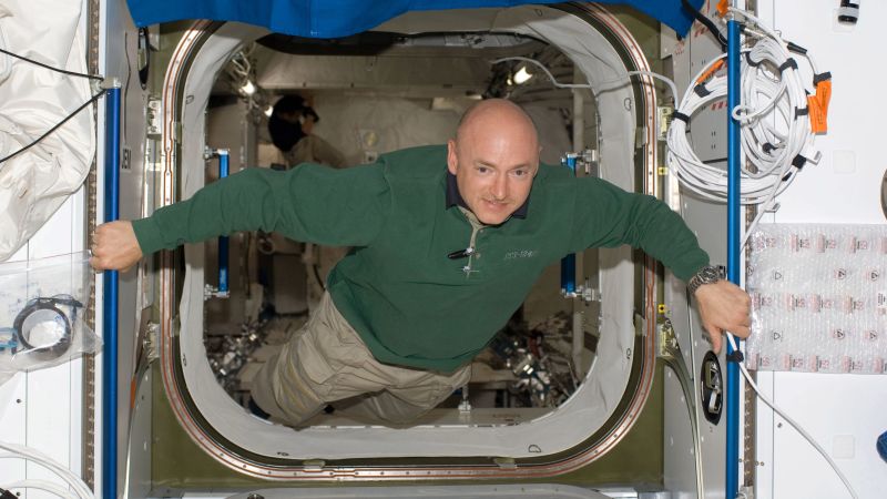 NextImg:Arizona senator leans on astronaut past to call for climate crisis action amid blistering heat wave | CNN Politics