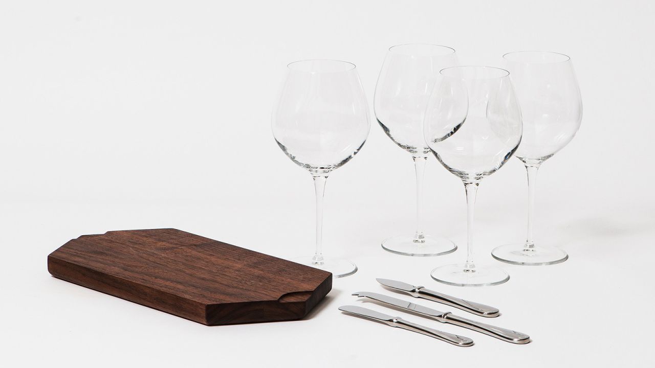 <strong>Snowe Wine & Cheese Set ($150;</strong><a href="http://bit.ly/2BxM4Xu" target="_blank" target="_blank"><strong> snowehome.com</strong></a><strong>)</strong>