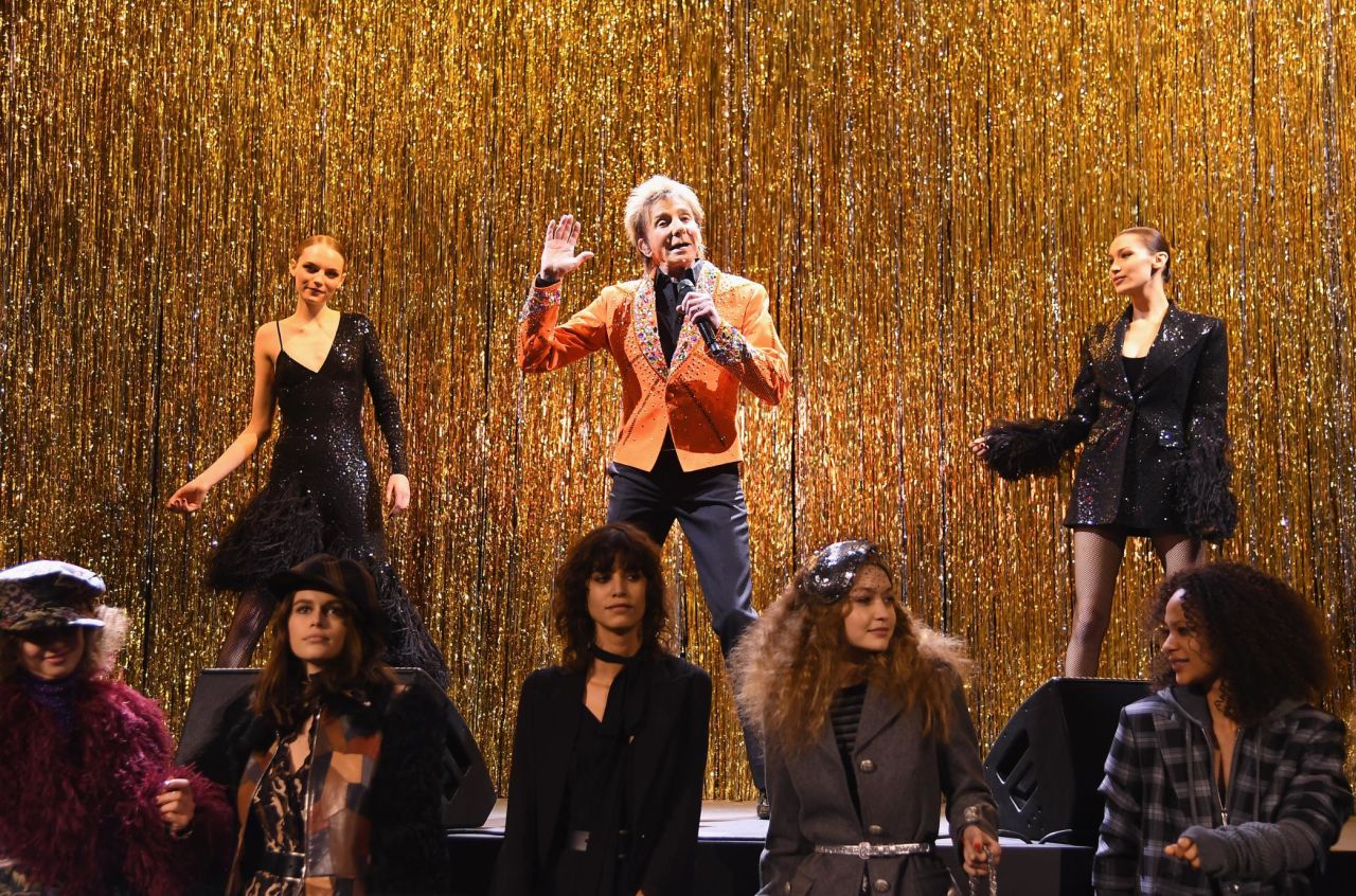 To drive home the theme, Kors had crooner Barry Manilow perform as a finale.