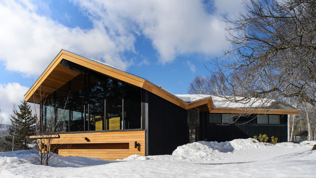 This modern ski house in Stowe was rebuilt on the foundation of a 1978 home.