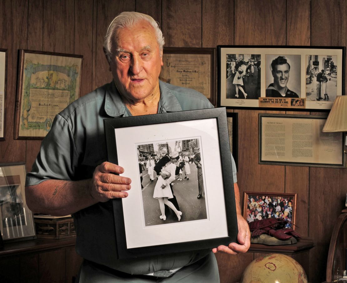 George Mendonsa, then 89, holds the iconic photograph at his Rhode Island home in 2012. 
