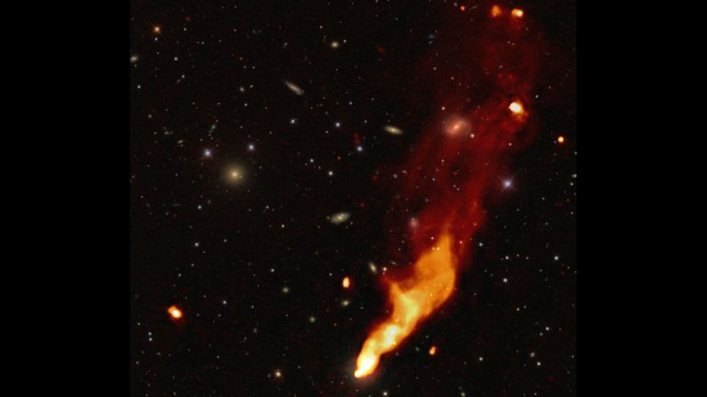 Many head-tail radio galaxies like this one were found in the LOFAR surveys. The radio galaxy falls through a cluster of galaxies and leaves a trail.