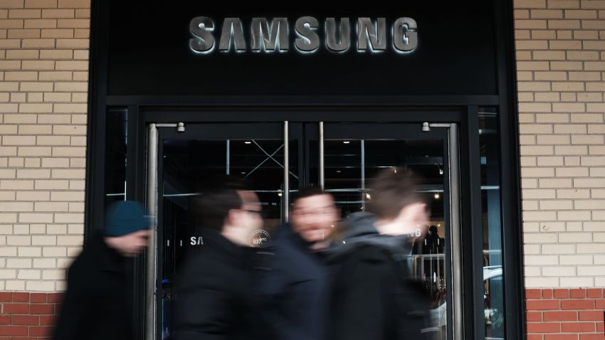 NEW YORK, NEW YORK - JANUARY 08: A Samsung storefront is seen in Manhattan on January 08, 2019 in New York City. As demand falls for its memory chips and smartphones, Samsung Electronics cut its guidance for fourth-quarter profits on Tuesday and said that it expects to see an operating profit of $9.7 billion, which is down nearly 29 percent from last year.  The world's biggest smartphone maker is experiencing some of the same issues as Apple as China experiences an economic slowdown that is partly impacted by the Trump-led trade war. (Photo by Spencer Platt/Getty Images)