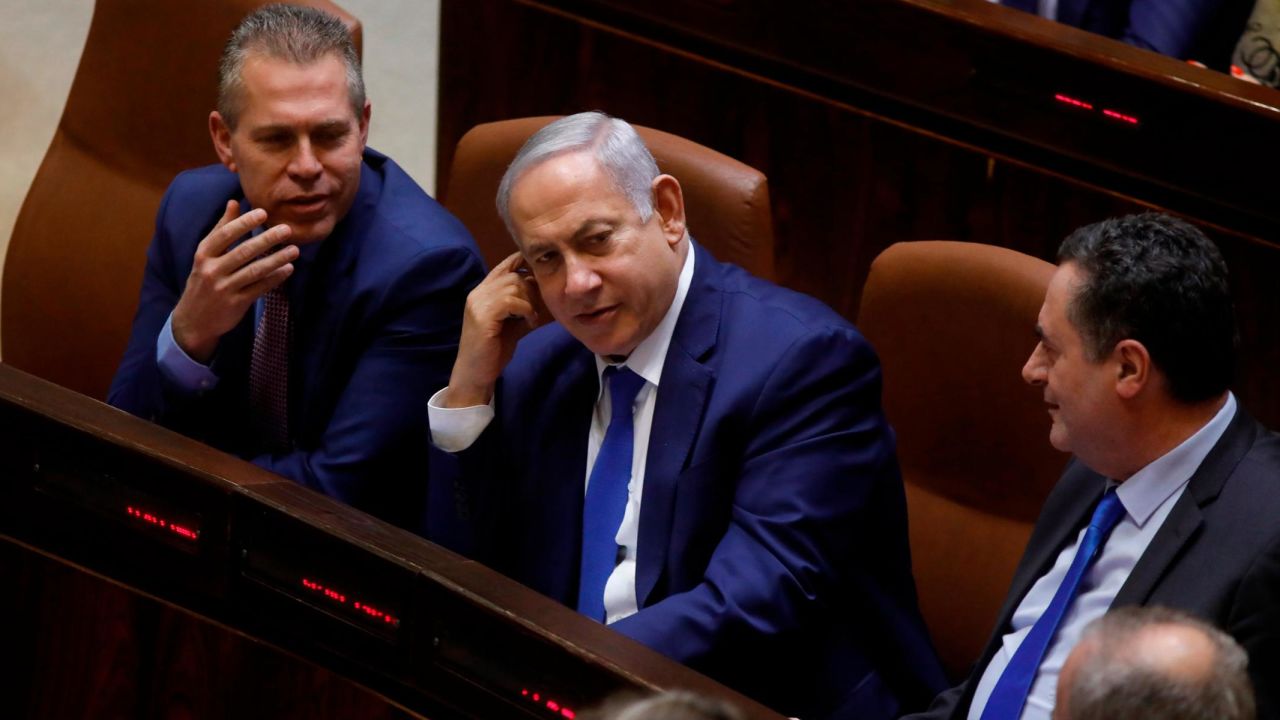 Israeli Prime Minister Benjamin Netanyahu sits among Likud party MPs Gilad Ardan (L) and Israel Katz (R).