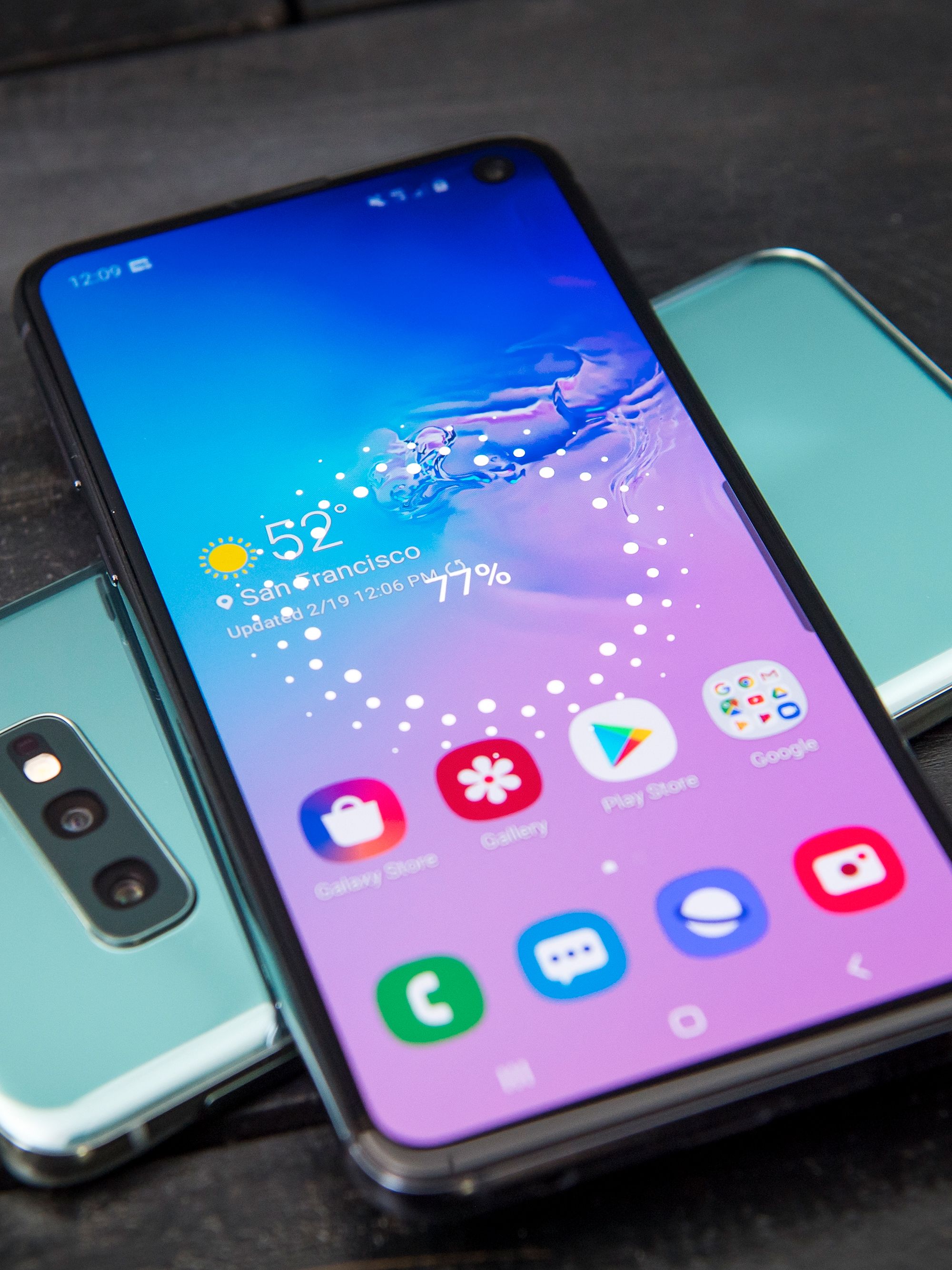 Samsung Galaxy S10: Sở hữu một chiếc điện thoại Samsung Galaxy S10 đầy tinh tế và mạnh mẽ. Với màn hình Dynamic AMOLED đỉnh cao, đi kèm với hệ thống camera đa chức năng, S10 mang đến cho bạn trải nghiệm thú vị nhất khi sử dụng một smartphone hàng đầu hiện nay.