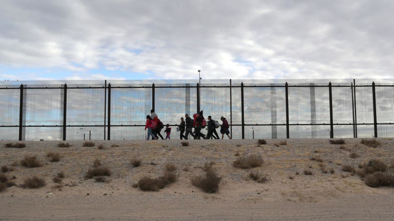 EL PASO, TEXAS - FEBRUARY 01: Central American immigrants walk along the U.S.-Mexico border fence after crossing the Rio Grande from Mexico on February 01, 2019 in El Paso, Texas. They later turned themselves in to U.S. Border Patrol agents, seeking political asylum in the United States. (Photo by John Moore/Getty Images)