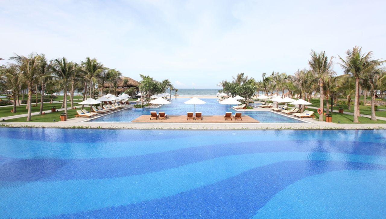<strong>Vinpearl Premium Da Nang: </strong>This resort sits on the silvery shores of Non Nuoc Beach that you can see from its spectacular infinity pool complex.