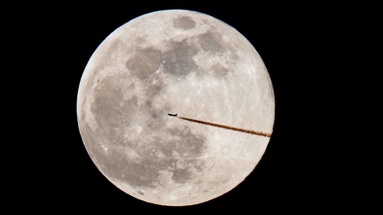 A <a href="https://www.cnn.com/2019/02/20/photos/gallery/supermoon-1902-gallery/index.html" target="_blank">"super snow moon"</a> is seen behind a plane as it flies over Nuremberg, Germany, on Tuesday, February 19. <a href="http://www.cnn.com/2019/02/14/world/gallery/week-in-photos-0215/index.html" target="_blank">See last week in 28 photos</a>